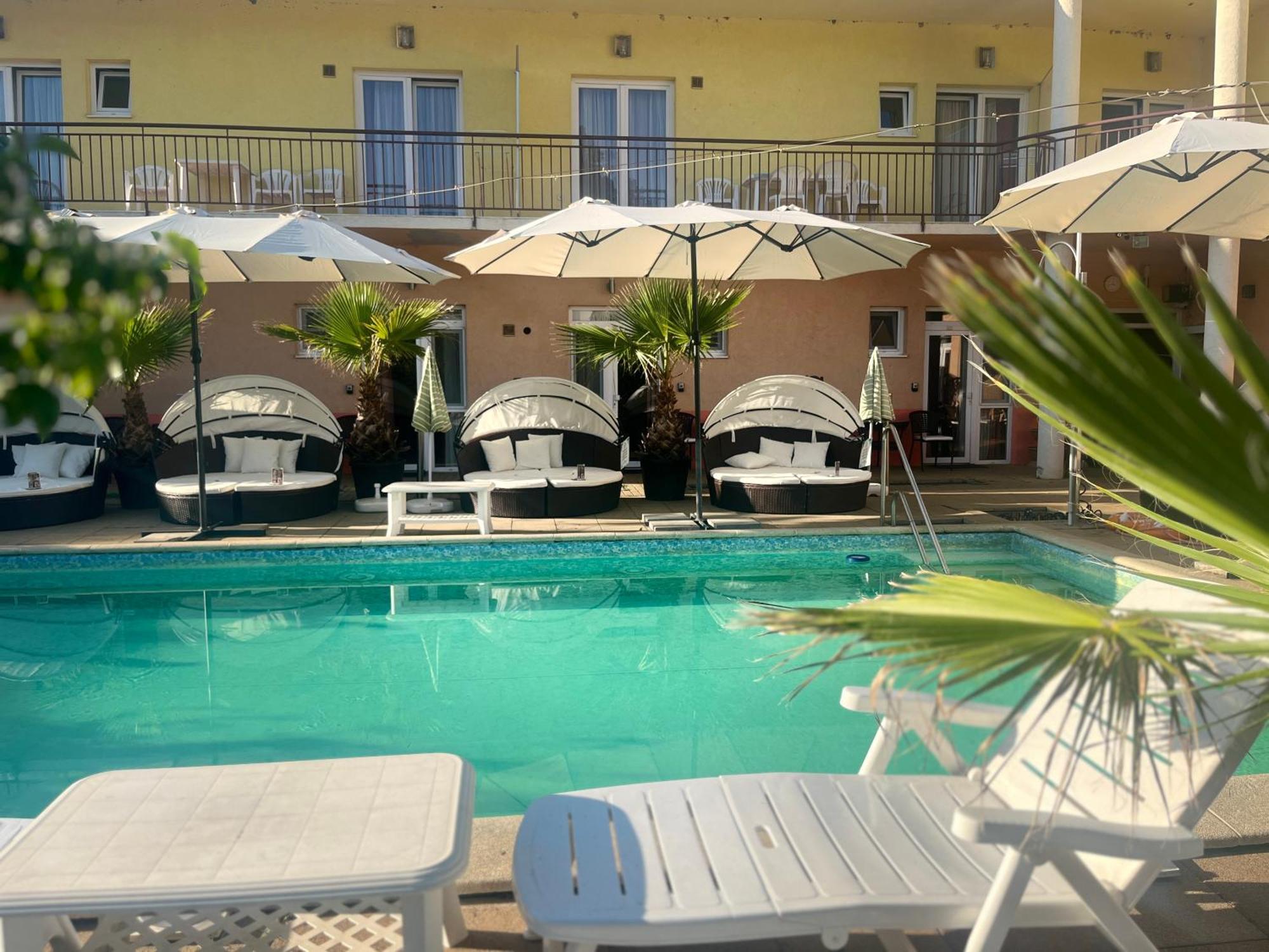 Beach Hotel Siofok Exterior photo