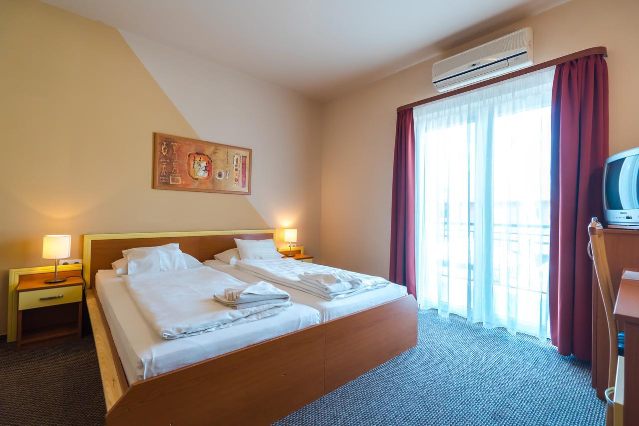 Beach Hotel Siofok Exterior photo